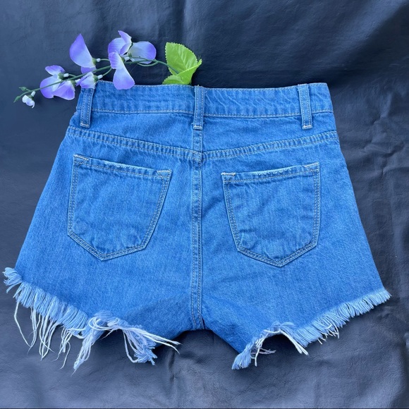 Fashion Nova Denim Distressed Shorts Floral Size S
Color blue - Picture 2 of 7